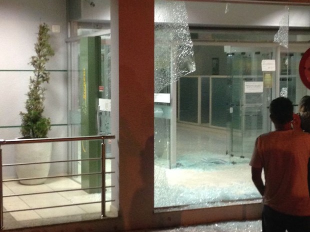 Suspeitos explodiram vidro e caixa eletrônico de agência em Cerquilho (Foto: Divulgação/Geovani da Silva Oliveira)