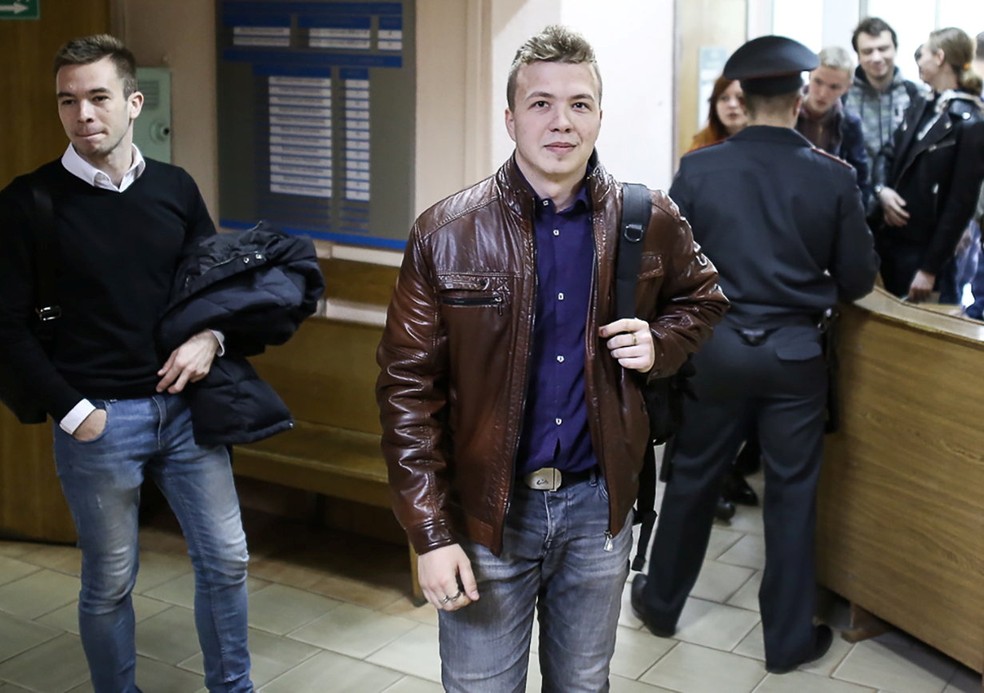 Roman Protasevich em foto de 10 de abril de 2017, quando chegava para prestar depoimento em Minsk — Foto: REUTERS/Stringer
