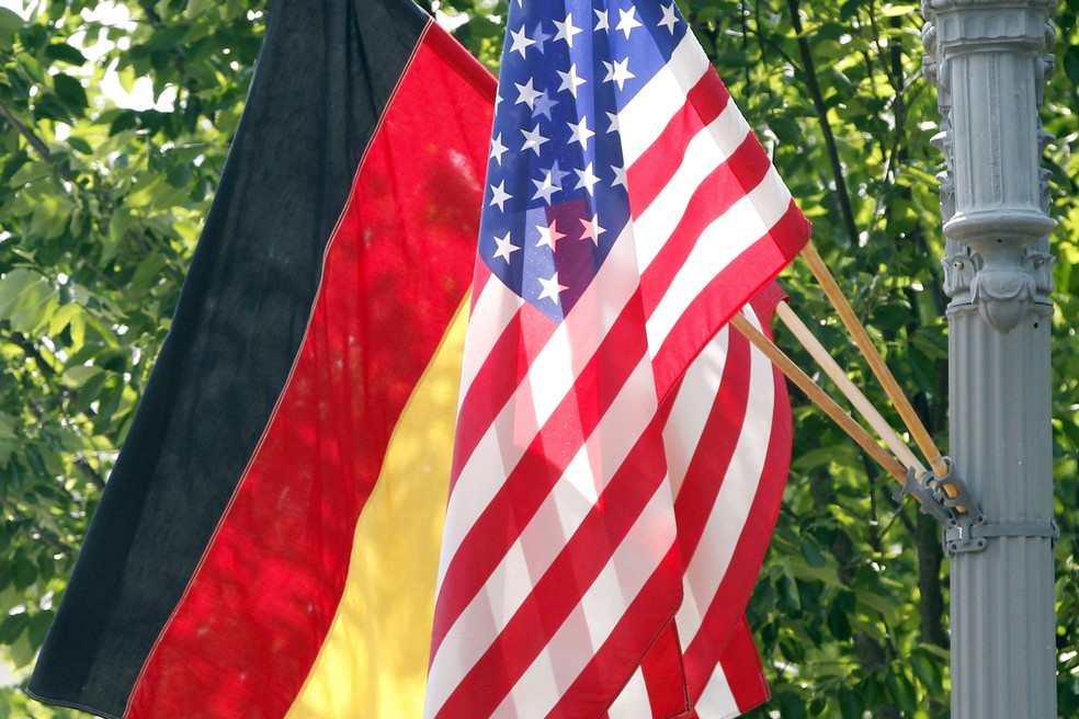 Foto de arquivo de junho de 2011 mostra as bandeiras da Alemanha e dos EUA hasteadas em frente à Casa Branca em Washington, nos EUA, antes da visita da chanceler alemã Angela Merkel — Foto: Charles Dharapak/AP
