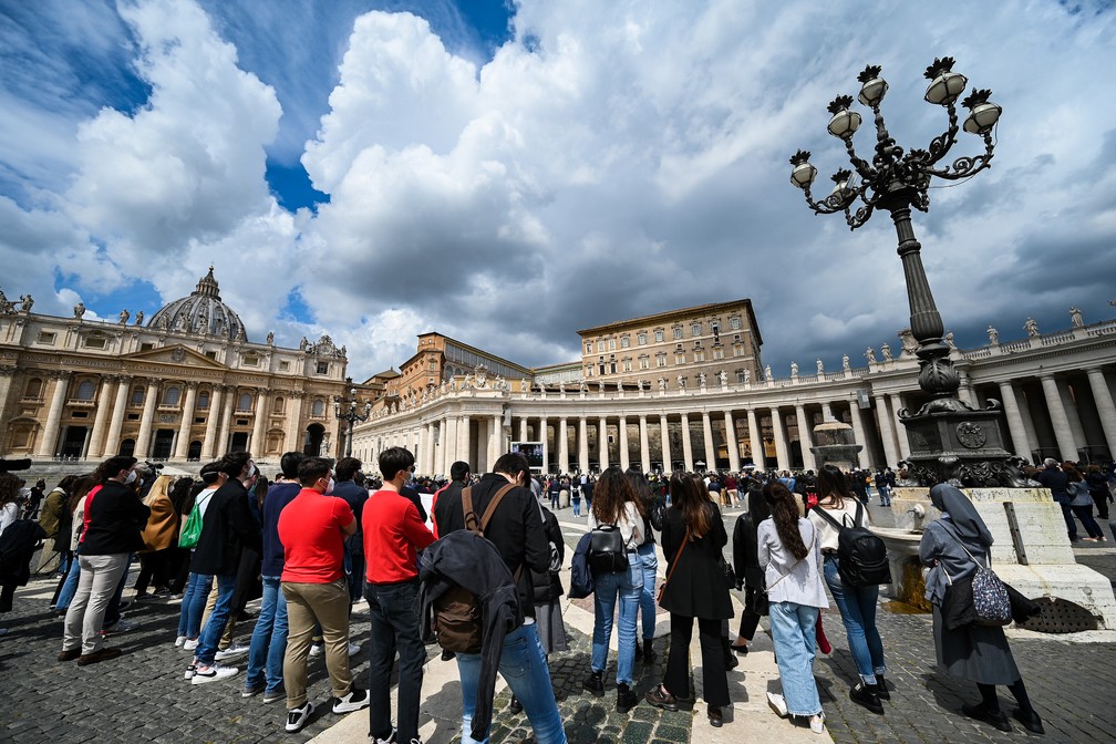 Católicos aguardam, na Praça de São Pedro, o início da celebração de domingo do Papa Francisco em 18 de abril de 2021 — Foto: Vicenzo Pinto/AFP