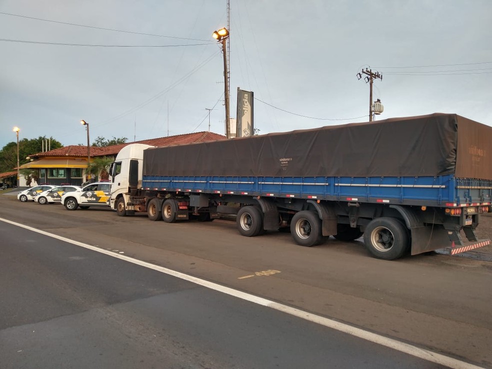 Contrabando foi encontrado em um caminhão com placas de Concórdia (SC) em Ourinhos (SP) — Foto: Polícia Rodoviária/Divulgação
