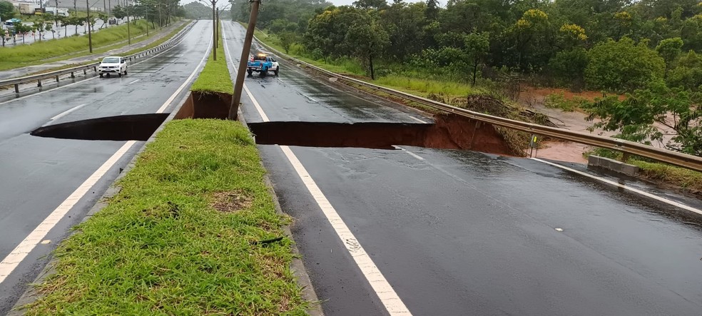 Cratera se abriu nos dois sentidos do acesso à Rodovia Comandante João Ribeiro de Barros em Bauru — Foto: Defesa Civil/ Divulgação