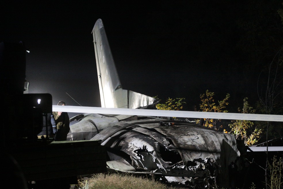 Destroços de avião que caiu na Ucrânia nesta sexta-feira (25) — Foto: Sergey Bobok/AFP