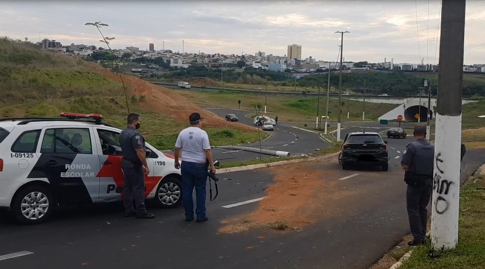 PM foi até o trecho do acidente e sinalizou o local em Marília — Foto: Alcyr Netto/Divulgação