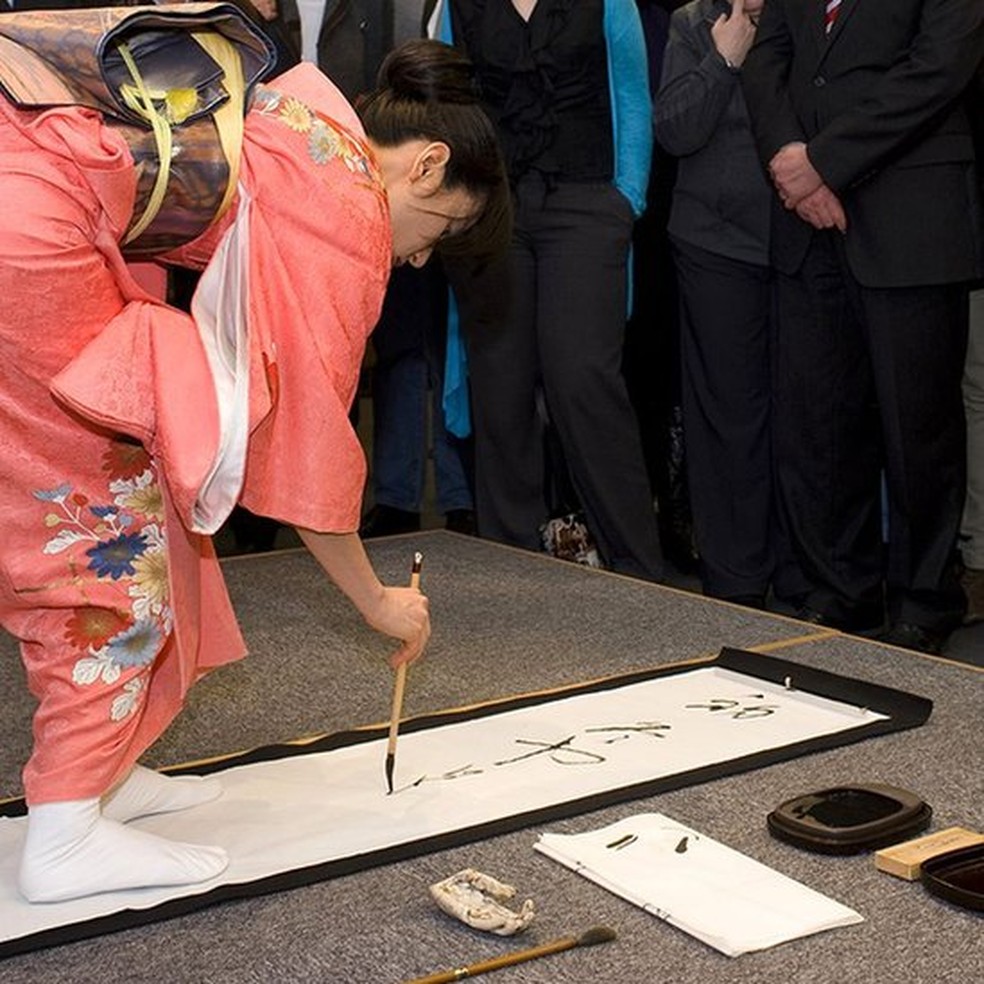 Kaoru Akagawa se inspira na escrita kana, usada na antiguidade por mulheres japonesas, para compor sua arte — Foto: Kaoru Akagawa via BBC