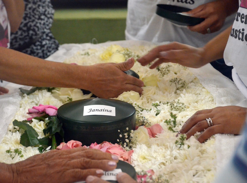 Parentes se despedem em velório com cinzas de família morta na Espanha — Foto: Dani Fechine/G1