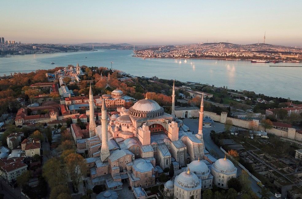 Vista aérea mostra Santa Sofia (em primeiro plano), com a Mesquita Azul atrás, em foto de 25 de abril de 2020  — Foto: Associated Press