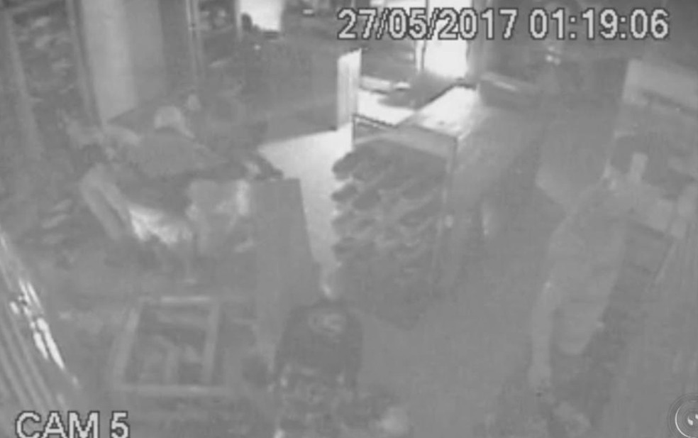 Câmeras filmaram furto de produtos em loja de Cerquilho (Foto: Reprodução/ TV TEM)