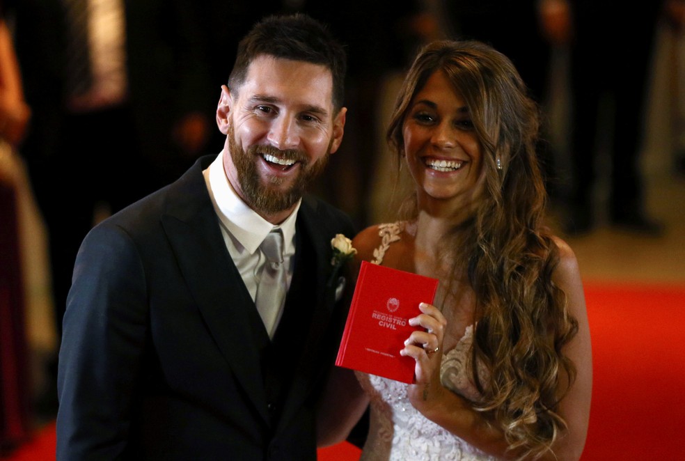 Messi e Antonella Roccuzzo sorriem e mostram documento que oficializou o casamento (Foto:  REUTERS/Marcos Brindicci )