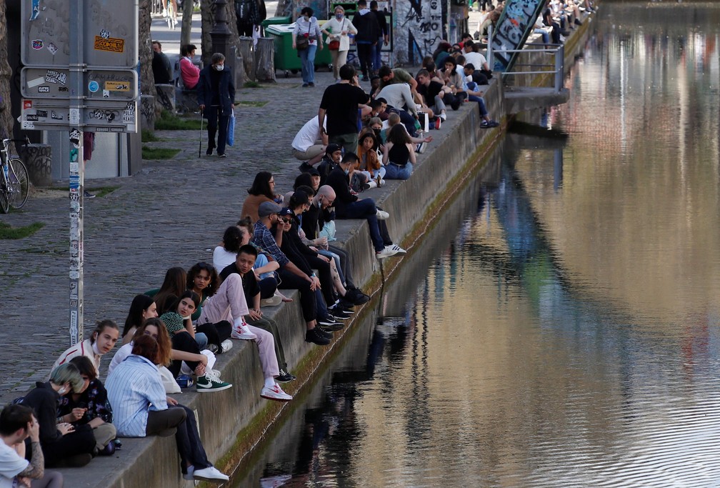 Mesmo com casos de Covid-19 em alta na França, houve aglomerações no Canal Saint-Martin em Paris nesta quinta-feira (31) — Foto: Gonzalo Fuentes/Reuters