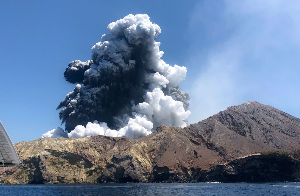Vulcão da Ilha Branca, na Nova Zelândia, entrou em erupção na segunda-feira (9)   — Foto: Lillani Hopkins via AP
