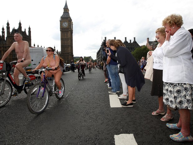 Mulheres observam ciclistas sem roupa durante pedalada em Londres (Foto: REUTERS/Luke MacGregor)