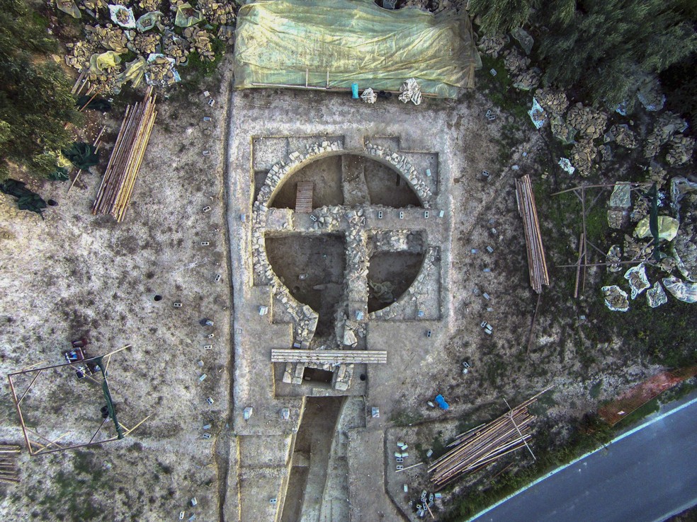 Uma das tumbas descobertas no sul da Grécia datada de mais de 3,5 mil anos atrás. — Foto: Ministério da Cultura da Grécia/AP
