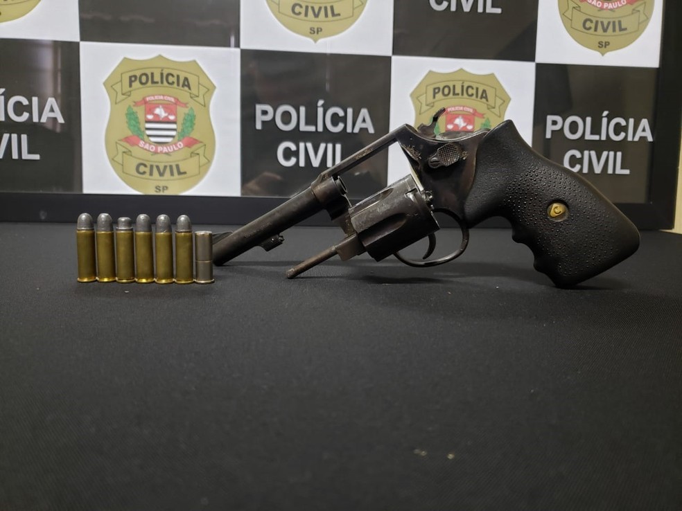 Revólver calibre 38 foi apreendido durante operação para inibir festas clandestinas em Lins (SP) — Foto: Polícia Civil/ Divulgação