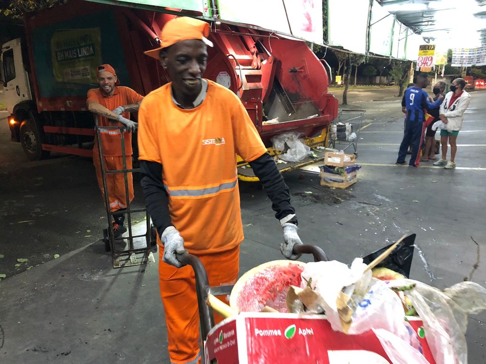 O coletor Leandro dos Santos Jesus se comove com as pessoas que cercam o lixo — Foto: Danilo Girundi/TV Globo