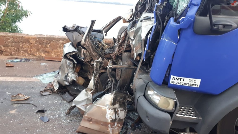 Motorista de carro ficou gravemente ferido após batida com caminhões em Avaré (SP) — Foto: Arquivo Pessoal