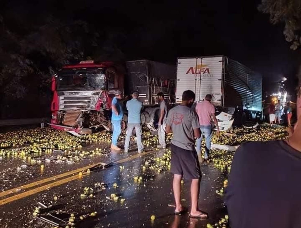 Três caminhões se envolveram no acidente na rodovia em Iacanga — Foto: Arquivo pessoal 