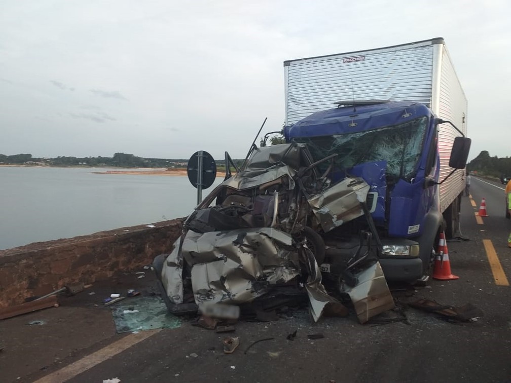 Acidente entre carro e caminhões deixou uma pessoa ferida em Avaré (SP) — Foto: Arquivo Pessoal