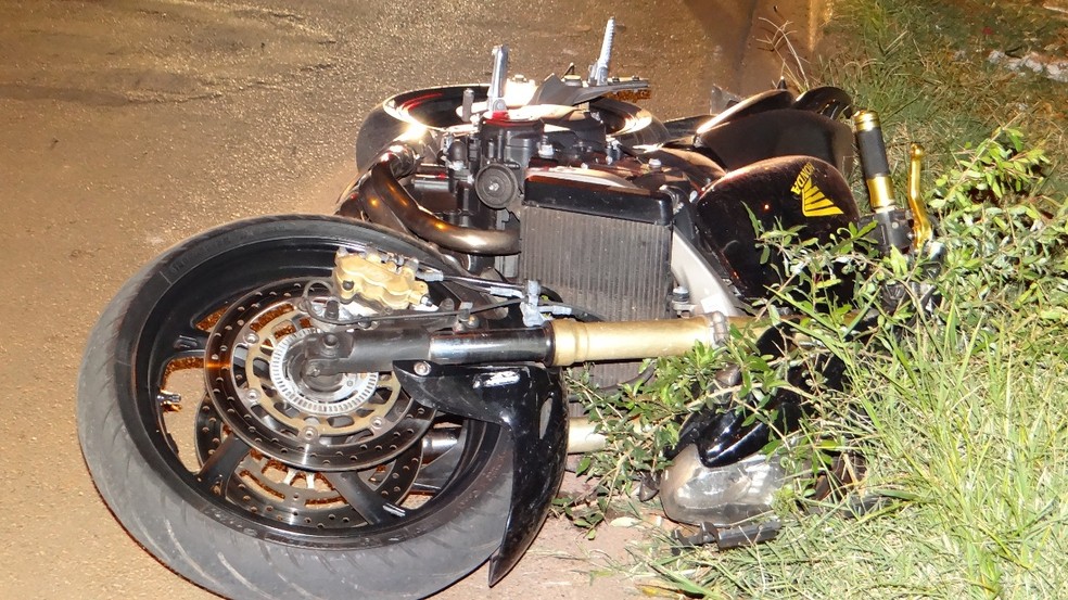 Casal estava em uma moto de 600 cilindradas quando sofreu o acidente em Bocaina  — Foto: Antônio Carlos Bispo do Carmo/Divulgação