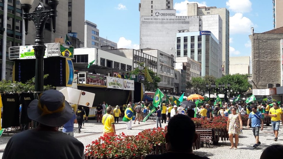 Manifestação em apoio a Bolsonaro em Curitiba — Foto: Filipe Rosa/ RPC Curitiba