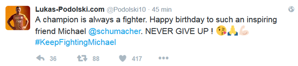 Podolski deseja feliz aniversário para Schumi (Foto: Reprodução)
