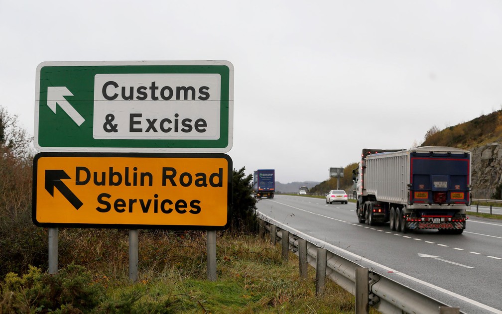 Atualmente não há uma fronteira rígida, com controle de mercadorias e passaportes, na fronteira entre Irlanda do Norte e República da Irlanda — Foto: Paul Faith/AFP