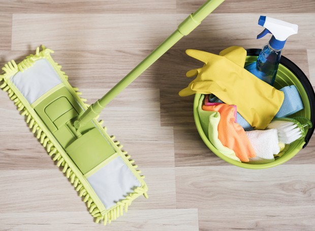 A limpeza de pisos de porcelanato exige apenas água, detergente neutro, balde e vassoura de cerdas macias (Foto: Freepik)