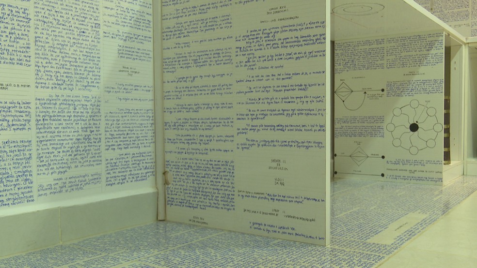No quarto, os escritos são feitos de forma impecável, com precisão e simetria (Foto: Reprodução/Rede Amazônica Acre)