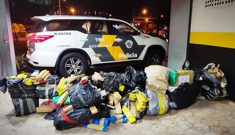 Tijolos de maconha estavam na caçamba e no banco do passageiro de caminhonete em Pongaí  — Foto: Polícia Rodoviária/Divulgação