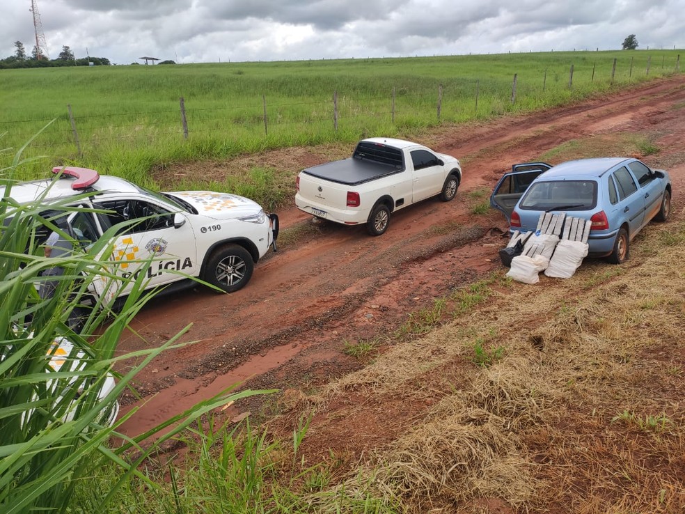 Caminhonete e carro com drogas foram abordados neste domingo (17) em Avaí — Foto: Polícia Rodoviária/Divulgação
