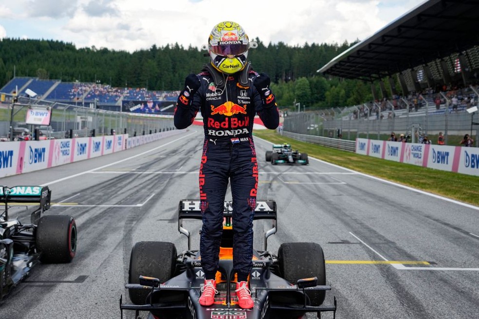 Max Verstappen comemora quarta vitória no campeonato 2021, no GP da Estíria — Foto: DARKO VOJINOVIC/POOL/AFP via Getty Images