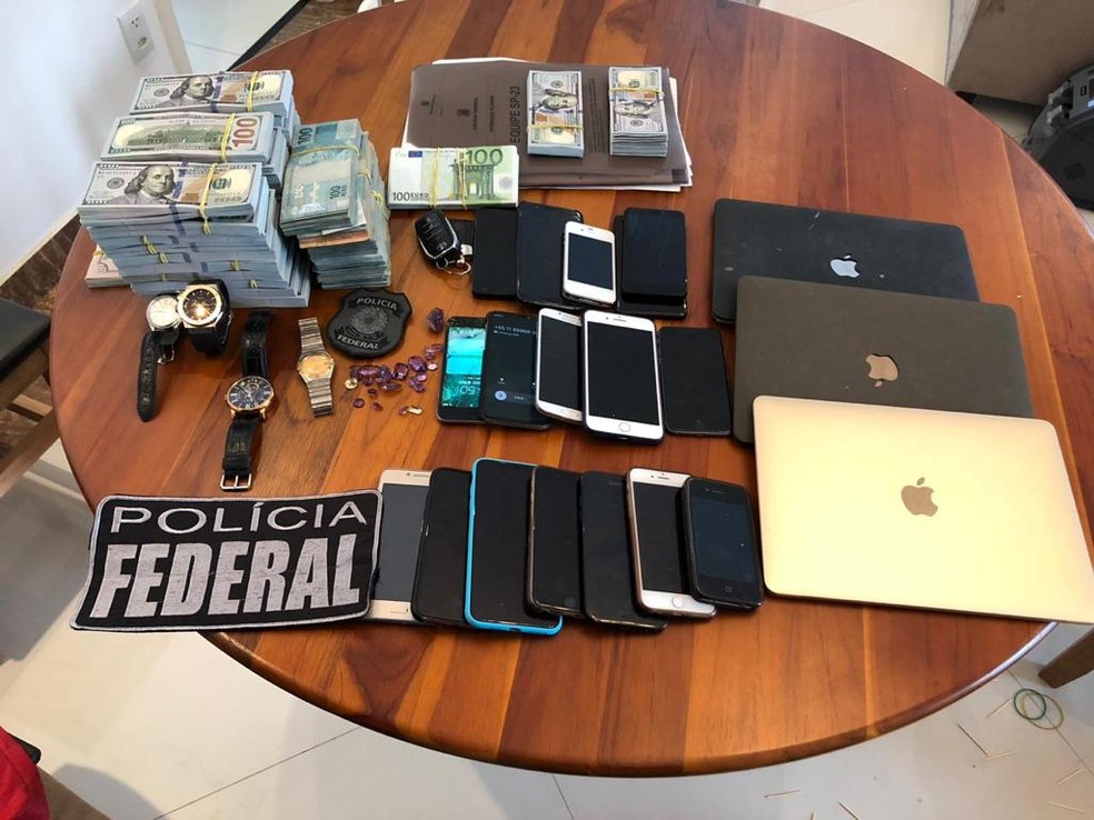 Objetos apreendidos em operação da Polícia Federal contra lavagem de dinheiro do tráfico em São Paulo.  — Foto: Divulgação/Polícia Federal