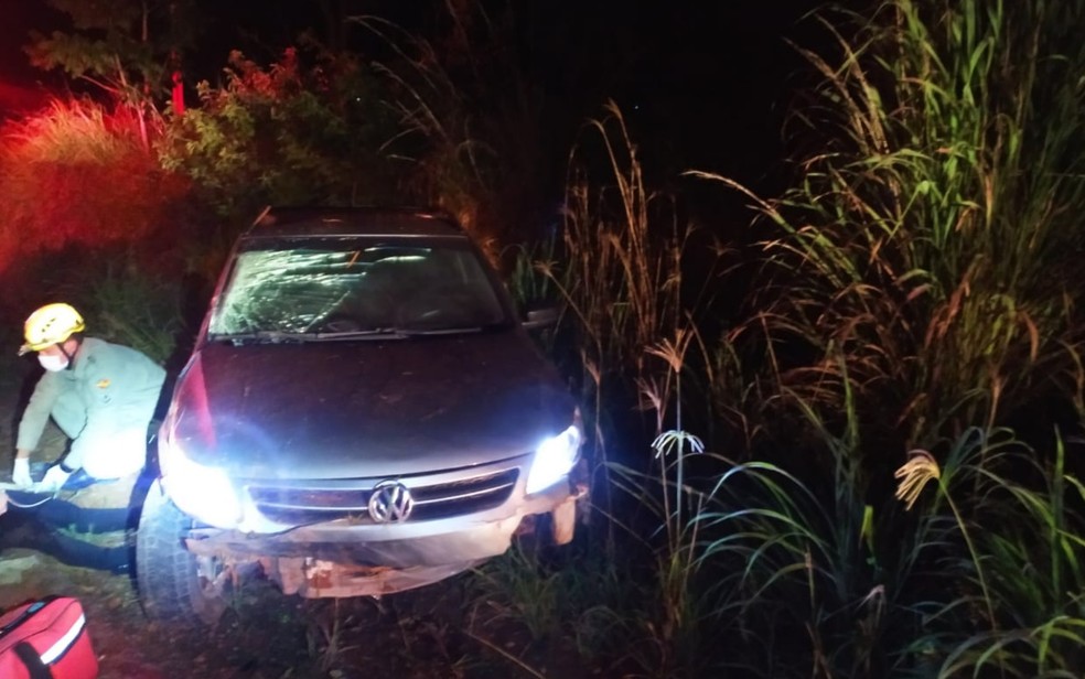 Jovem morre após capotar carro na GO-431, perto de Pirenópolis, Goiás — Foto: Divulgação/Corpo de Bombeiros