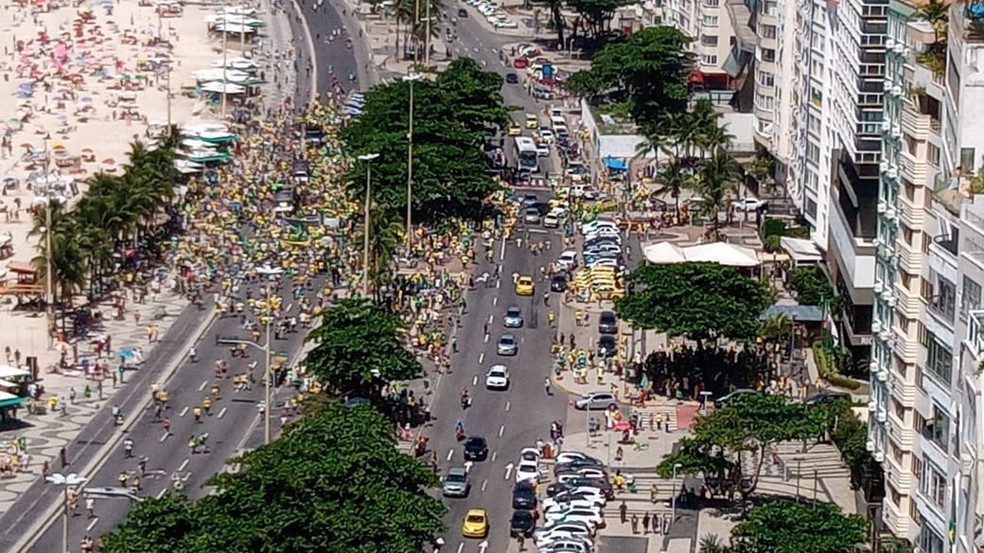 Manifestantes se concentraram na Orla de Copacabana em ato de apoio ao presidente Jair Bolsonaro — Foto: Willians Pereira/TV Globo