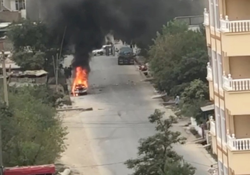 Imagem de carro em chamas que tinha sistema para lançar foguetes contra o aeroporto de Cabul — Foto: Agência de notícia Aamaj/via Reuters