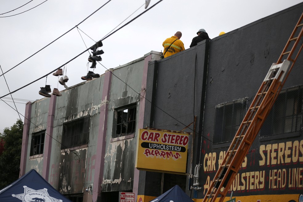 Bombeiros trabalham do lado de fora do galpão incendiado em Oakland, na Califórnia (Foto: REUTERS/Lucy Nicholson)