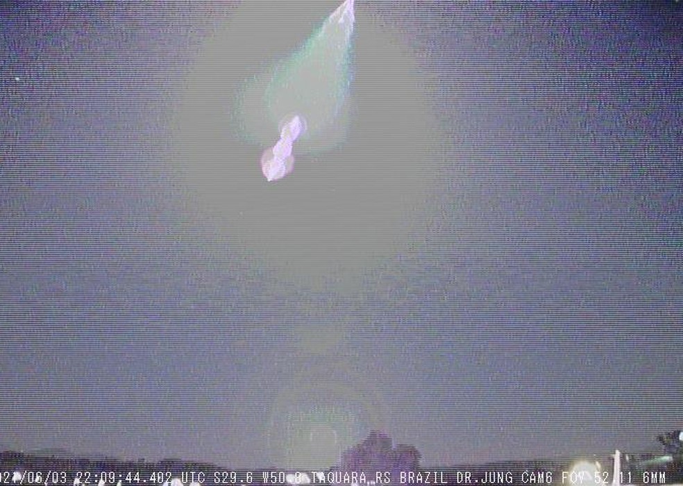 Imagens do meteoro que caiu em Tramandaí, no Litoral do RS. — Foto: Observatório Espacial Heller&Jung/Divulgação