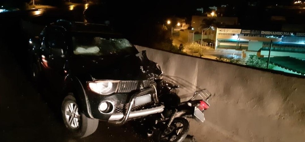 Motociclista morre após bater em caminhonete e cair de viaduto em São Roque — Foto: Divulgação/São Roque Notícias