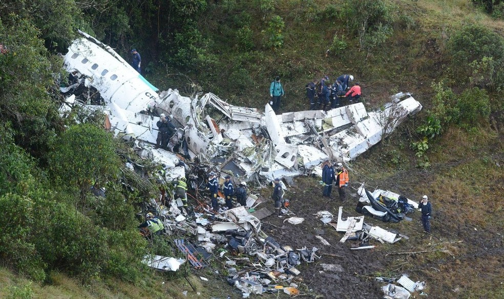 Avião que transportava a delegação da Chapecoense para Medellín, na Colômbia. — Foto: Luis Benavides/AP