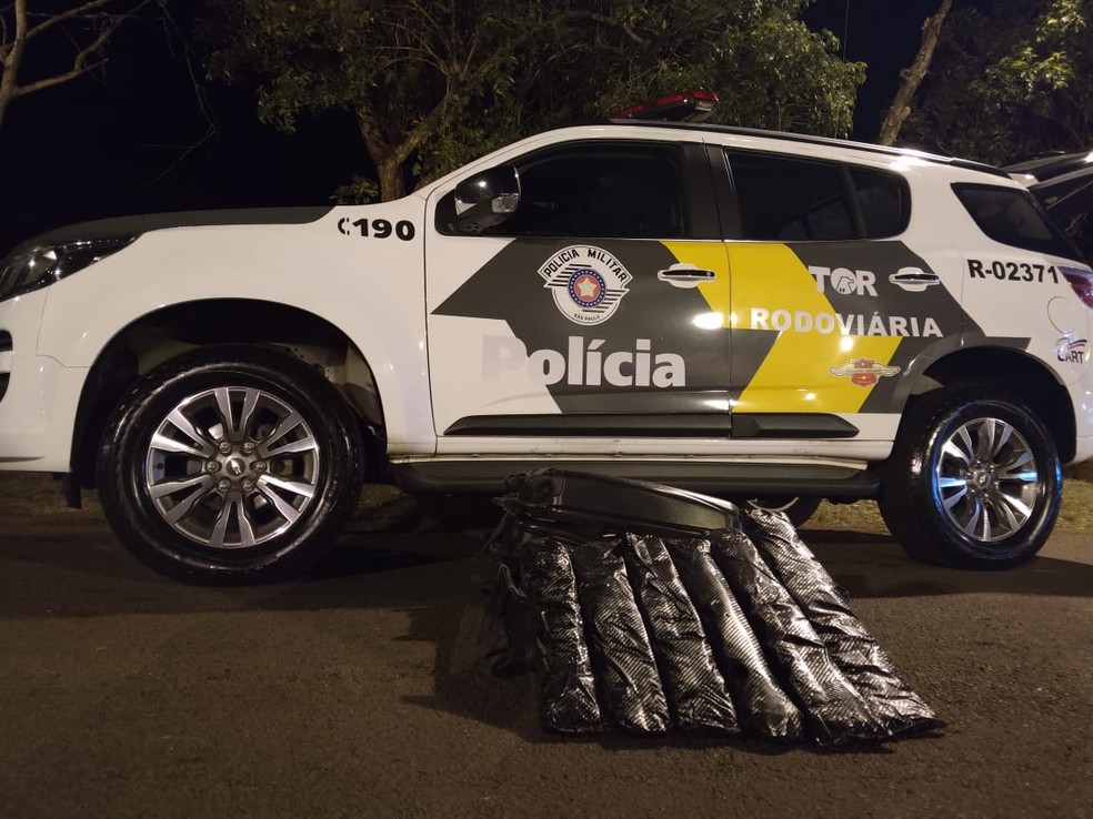 Polícia encontrou as drogas dentro de fundos falsos em duas malas no ônibus que seguia para o Rio de Janeiro — Foto: Polícia Rodoviária/Divulgação