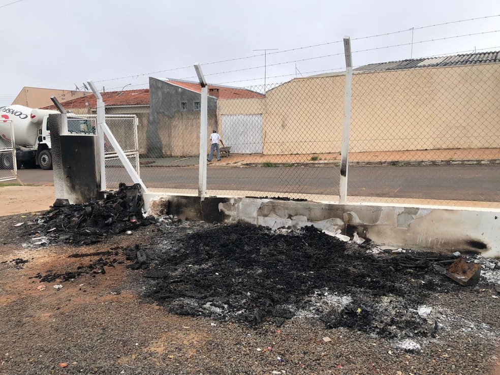 Incêndio destruiu sofás no ecoponto de Marília — Foto: Prefeitura de Marília/Divulgação