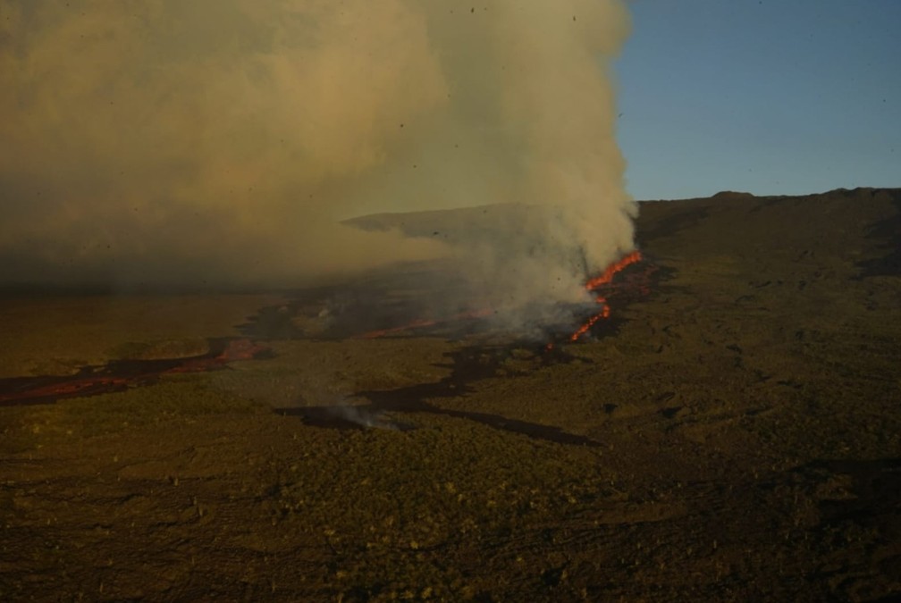 Vulcão entra em erupção em Galalápagos em foto de 7 de janeiro de 2022 — Foto: Reprodução/Twitter/@parquegalapagos