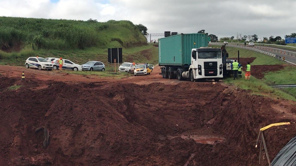 Outro caminhão invadiu trecho, mas não chegou a cair na cratera em Botucatu — Foto: Arthur Neves/TV TEM