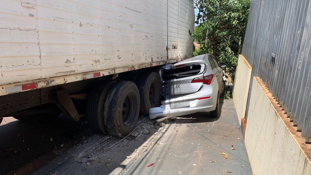 Carro atingido pelo caminhão sem freio ficou destruído, mas ninguém se feriu — Foto: Weverson Marquezani/Tv Tem