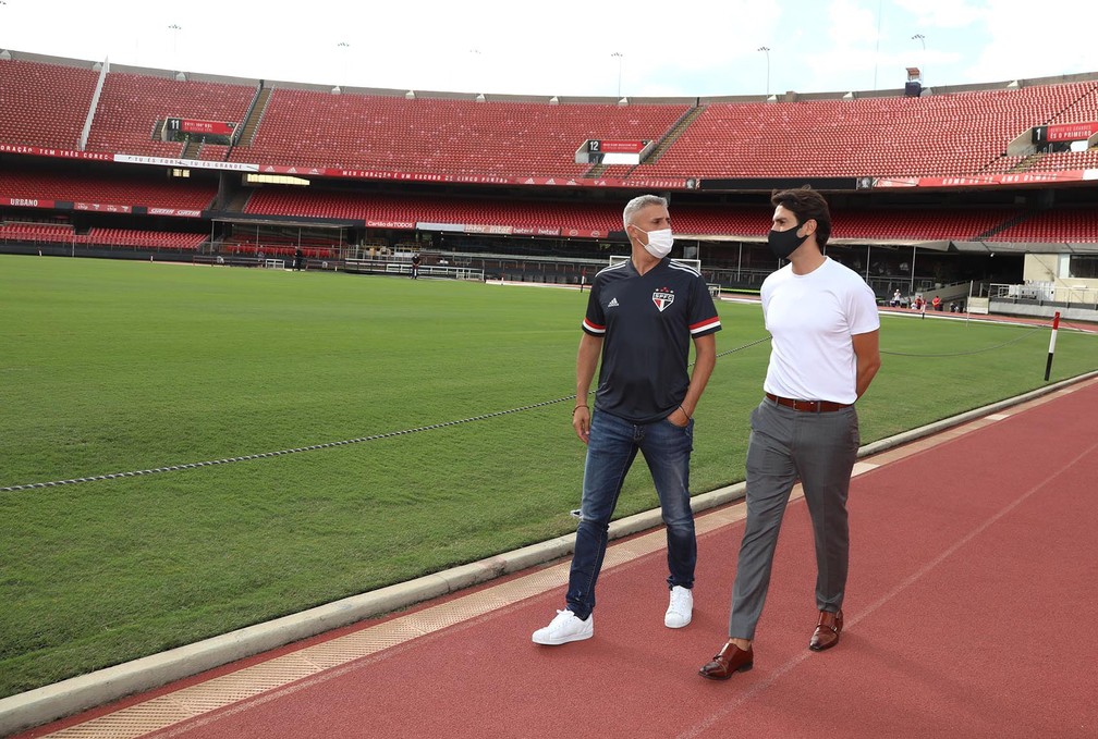 Kaká conversou com Hernán Crespo em visita recente ao São Paulo — Foto: São Paulo FC