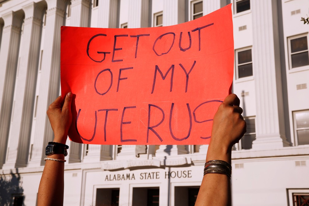 'Cai fora do meu útero', diz cartaz de manifestante contra lei que proíbe aborto mesmo em casos de estupro no Alabama (EUA), em 2019 — Foto: Chris Aluka Berry/Reuters