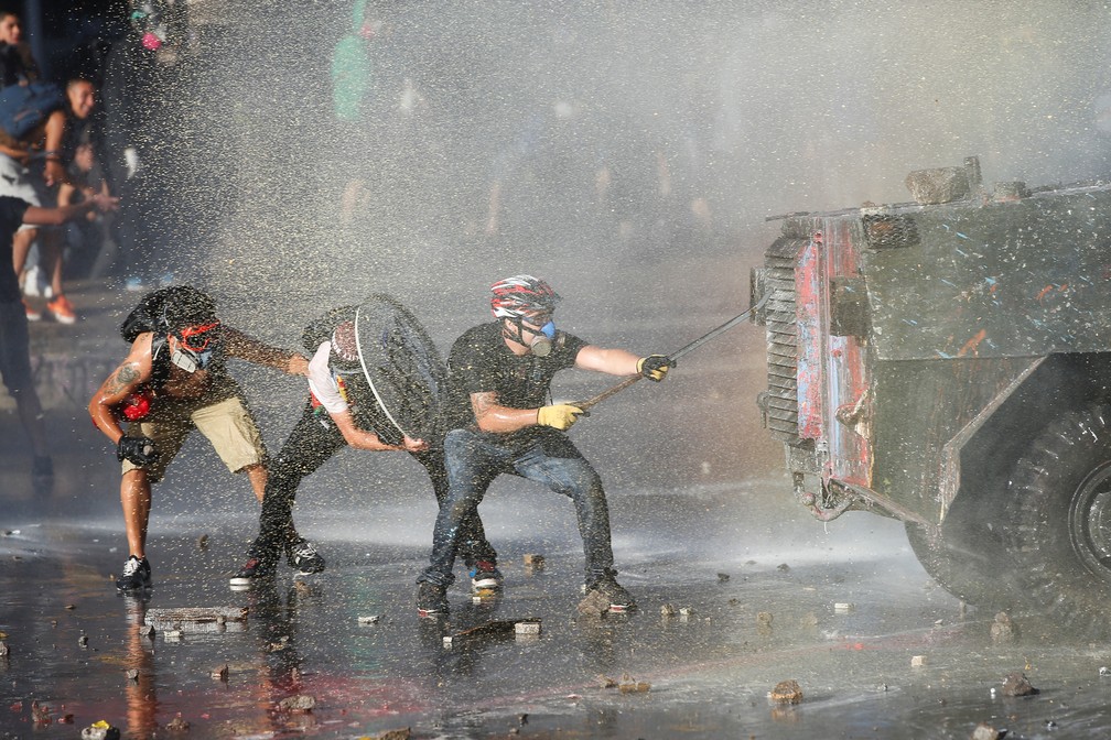 Protesto nesta quarta-feira (27) em Santiago, no Chile, teve confronto entre forças de segurança e manifestantes — Foto: Ivan Alvarado/Reuters