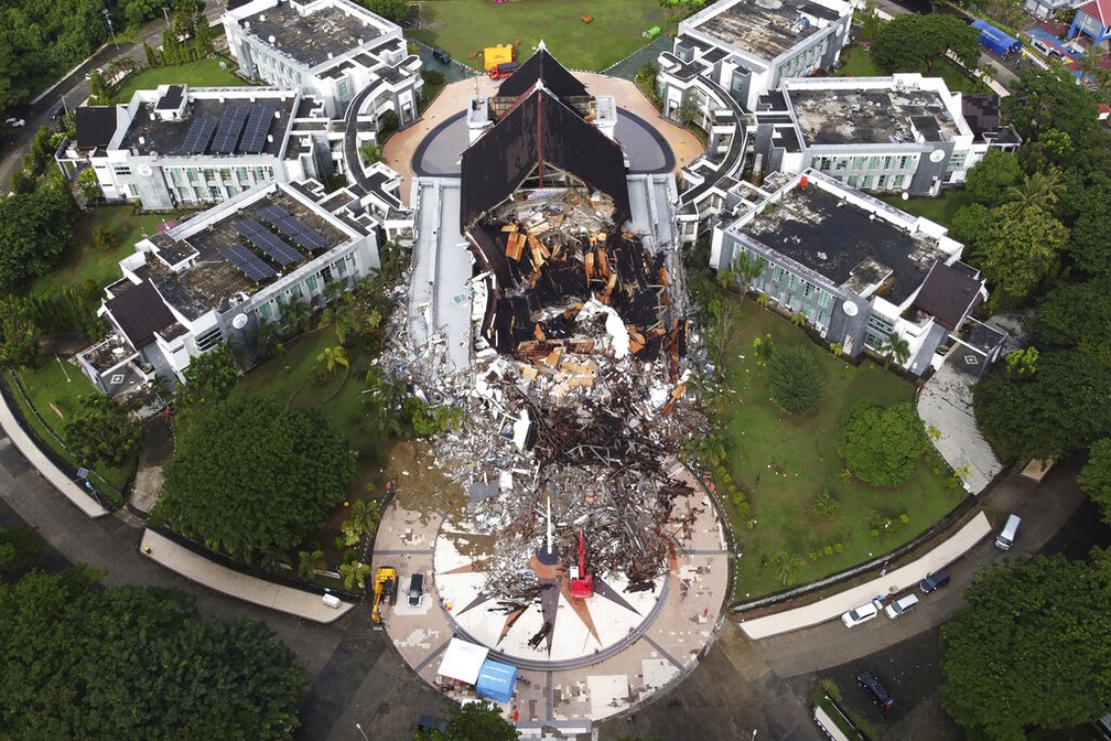 Prédio do governo ficou destruído no oeste da ilha de Sulawesi, na Indonésia, após terremoto. — Foto: Abdi Latief/AP Photo 