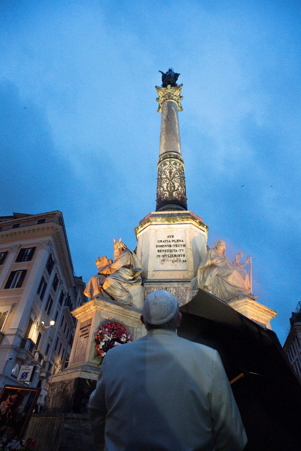 Francisco visita a estátua de Nossa Senhora, na Praça da Espanha, em Roma, nesta terça-feira (8) — Foto: Vatican Media/Divulgação/Reuters