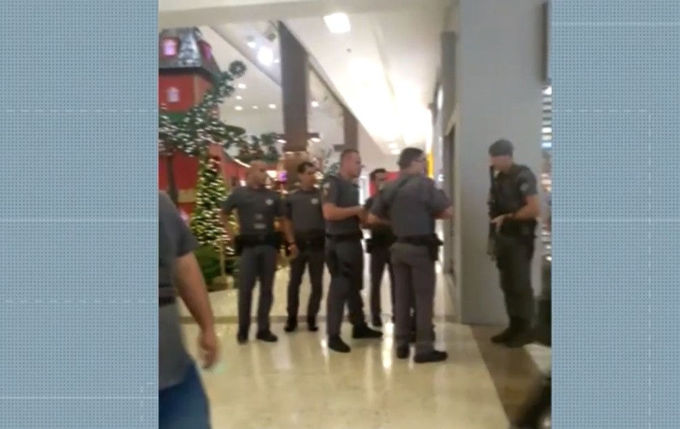 Movimentação de policiais após assalto a joalherias no Shopping Piracicaba — Foto: Reprodução/EPTV